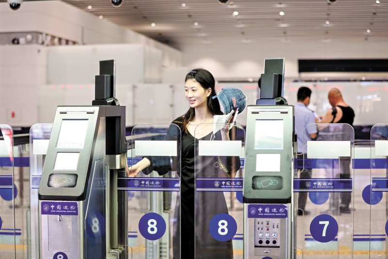 自助通关,十分便捷。广州日报全媒体记者邱伟荣 通讯员黎锋俊摄 自助通关,十分便捷。广州日报全媒体记者邱伟荣 通讯员黎锋俊摄