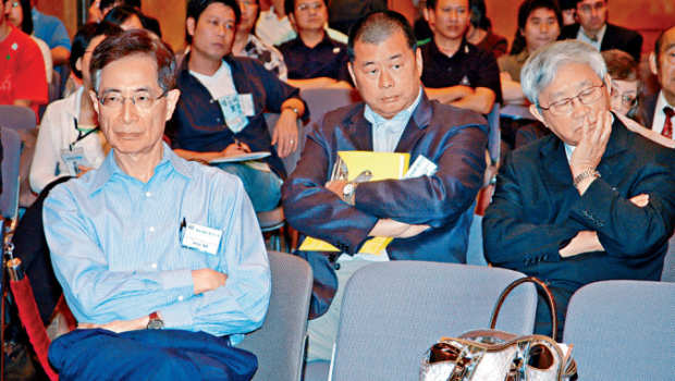 黎智英与泛民政党关系密切,图为民主党创党成员李柱铭及陈日君枢机。 黎智英与泛民政党关系密切,图为民主党创党成员李柱铭及陈日君枢机。