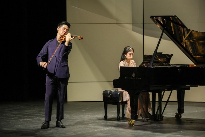 陈倬朗（左）去年伙拍李嘉龄钢琴演出《乐．谊国际音乐节之新锐音乐家演奏会》，一鸣惊人。