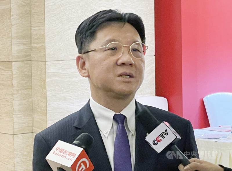 大陆全国台企联会长李政宏近表示,大陆台商返台投票的意愿“应该是非常强大”。以长三角为例,他觉得光就意愿而言“搞不好连8成都有”。 大陆全国台企联会长李政宏近表示,大陆台商返台投票的意愿“应该是非常强大”。以长三角为例,他觉得光就意愿而言“搞不好连8成都有”。