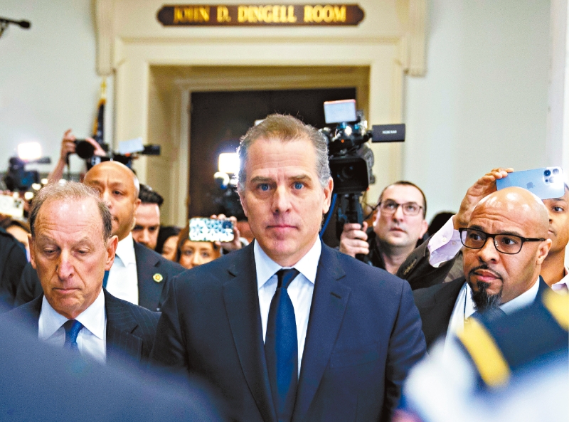 联邦众议院监督委员会进行辩论时，总统拜登之子亨特发现突然现身，短暂坐在观众席后离开，共和党人怒斥是政治伎俩。 美联社