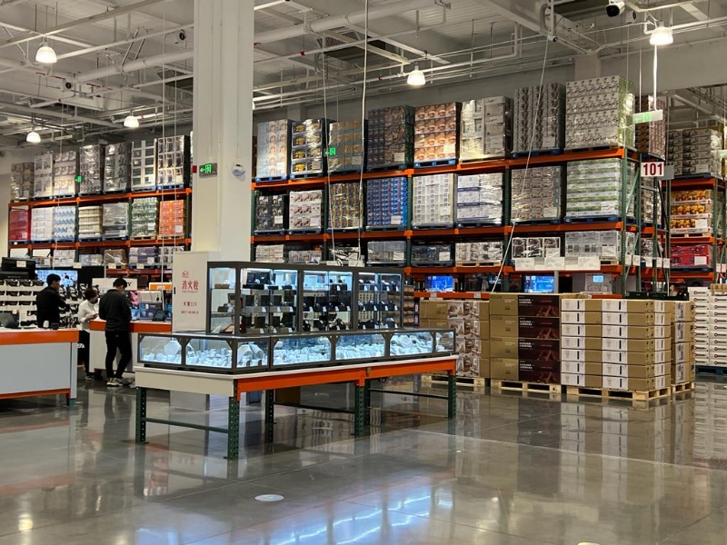 深圳 Costco 货架上以摆放了各式各样的货品,阵容强劲。 深圳 Costco 货架上以摆放了各式各样的货品,阵容强劲。