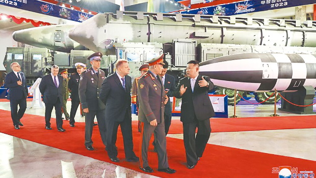 图为北韩领导人金正恩（前右）于去年7月与来访的俄罗斯国防部长萧依古（前左）一同参观武器装备展览会。