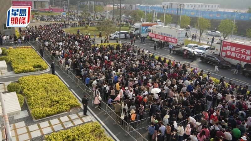 9时许Costco门外已有数万人排队。 吴艳玲摄 9时许Costco门外已有数万人排队。 吴艳玲摄