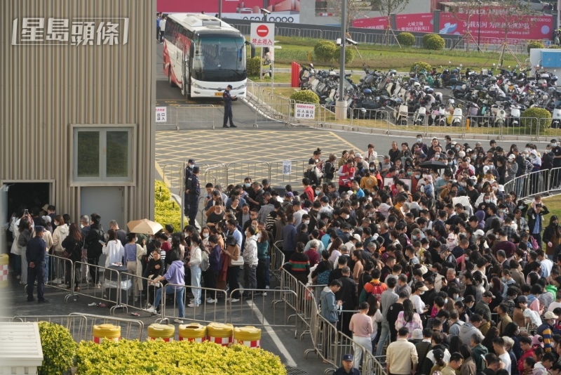 排队进场的人士大排长龙,店方架起铁马。 吴艳玲摄 排队进场的人士大排长龙,店方架起铁马。 吴艳玲摄