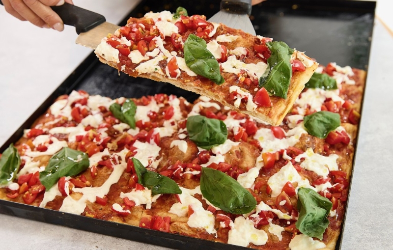 Italiana 100克$35,以番茄、水牛芝士、罗勒及特级初榨橄榄油制成经典的意式味道。 Italiana 100克$35,以番茄、水牛芝士、罗勒及特级初榨橄榄油制成经典的意式味道。