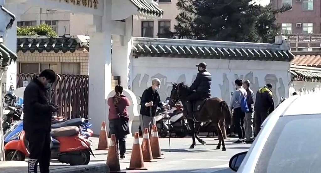 金门一名王姓男子“骑马”出现在金城市区中正小学投开票所前准备投票,吸引民众目光。 金门一名王姓男子“骑马”出现在金城市区中正小学投开票所前准备投票,吸引民众目光。