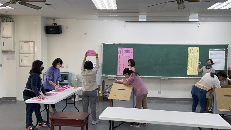 台南市的投票所正陆续开票中 台南市的投票所正陆续开票中