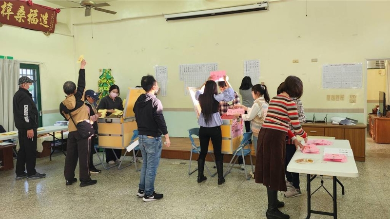 13日澎湖选县的总统立委大选投票率创新低,不到五成。 图为马公市安宅投开票所开票情形。许逸民摄 13日澎湖选县的总统立委大选投票率创新低,不到五成。 图为马公市安宅投开票所开票情形。许逸民摄