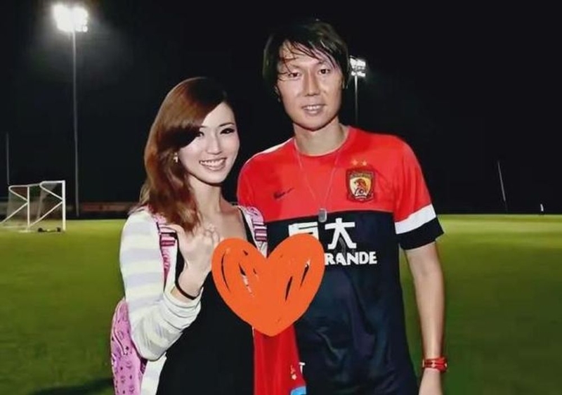 李铁希望妻子能回国退赃款。 李铁希望妻子能回国退赃款。