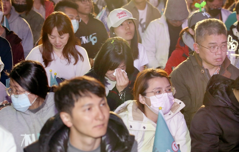 众人的心情也随之沉重 众人的心情也随之沉重