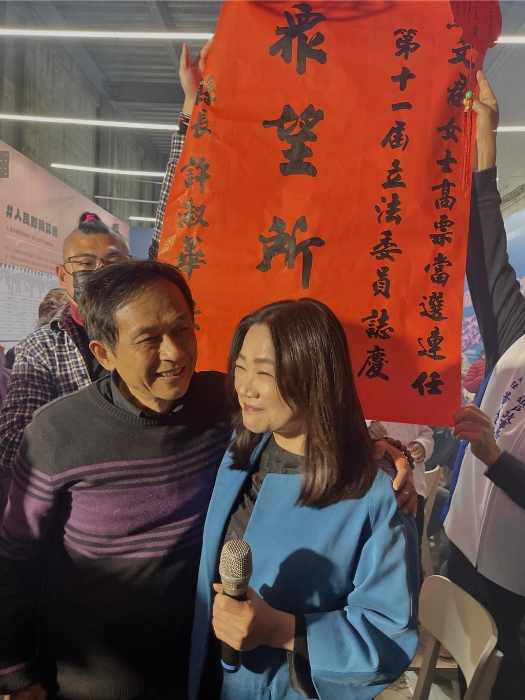 国民党“立委”马文君13日晚间6时许自行宣布当选。 国民党“立委”马文君13日晚间6时许自行宣布当选。