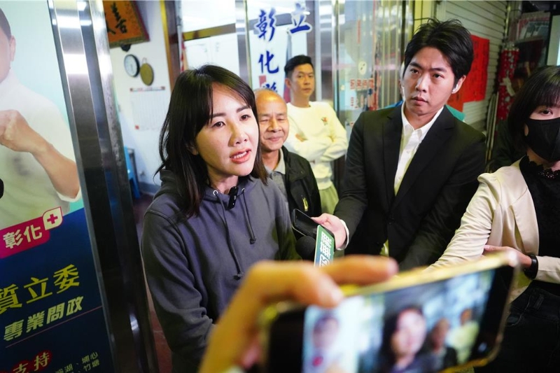 国民党籍“立委”谢衣凤,票数便一路领先对手民进党吴音宁,开票1个半小时就领先超过1万票,谢衣凤稍早自行宣布当选。 国民党籍“立委”谢衣凤,票数便一路领先对手民进党吴音宁,开票1个半小时就领先超过1万票,谢衣凤稍早自行宣布当选。