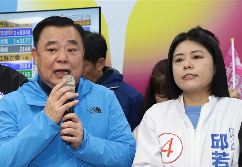 桃园市议长邱奕胜(左)表示,桃园6席“立委”全由国民党拿下,希望未来可以团结向当局争取统筹分配款与补助款。 桃园市议长邱奕胜(左)表示,桃园6席“立委”全由国民党拿下,希望未来可以团结向当局争取统筹分配款与补助款。