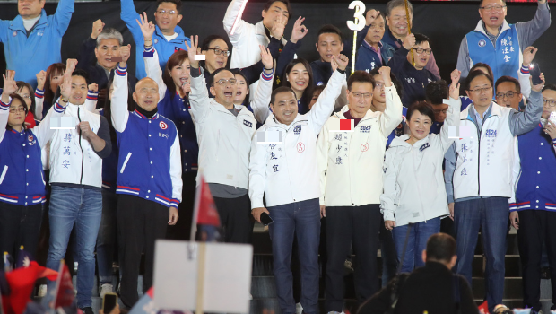 国民党候选人侯友宜(中)败选后,卢秀燕(白衣右2)被点名为2028有力人选。 国民党候选人侯友宜(中)败选后,卢秀燕(白衣右2)被点名为2028有力人选。