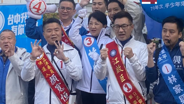 台中市长卢秀燕(中)积极辅选的F4小鸡,黄建豪、廖伟翔、罗廷玮都顺利当选,为蓝营抢下4席 台中市长卢秀燕(中)积极辅选的F4小鸡,黄建豪、廖伟翔、罗廷玮都顺利当选,为蓝营抢下4席