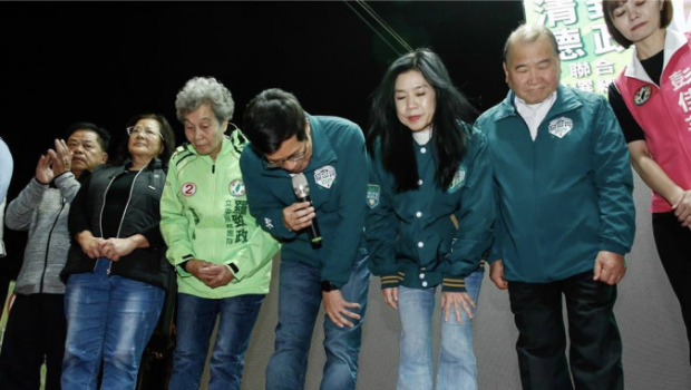 民进党“立委”罗致政(中)寻求连任失利,13日晚间与家人及竞选团队向支持者鞠躬致意。 民进党“立委”罗致政(中)寻求连任失利,13日晚间与家人及竞选团队向支持者鞠躬致意。