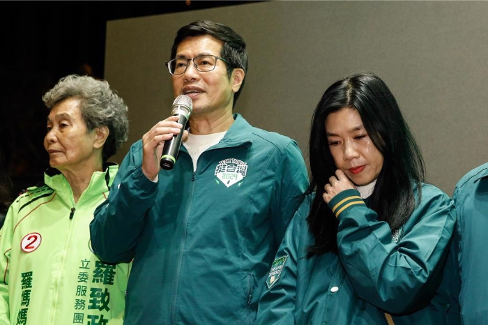 罗致政(中)13日晚间与家人及竞选团队见支持者 罗致政(中)13日晚间与家人及竞选团队见支持者