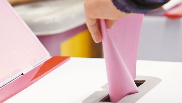 民众正将选票投入票匦 民众正将选票投入票匦