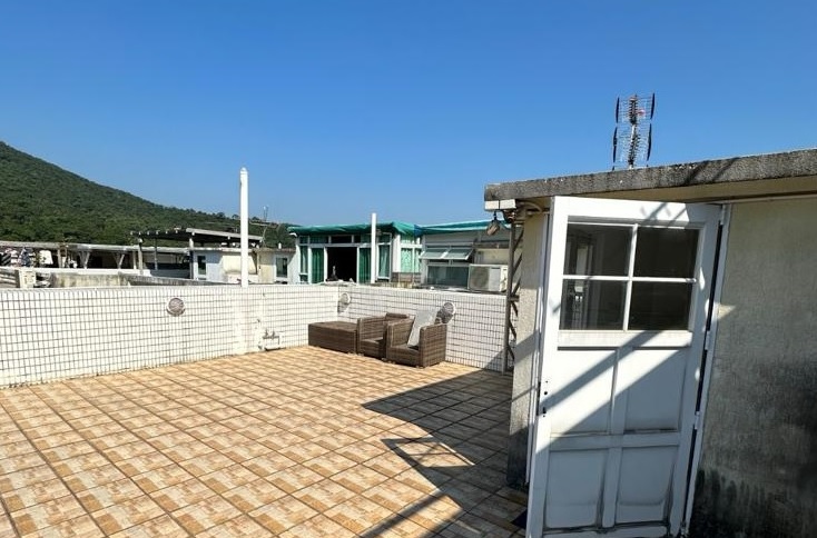 蚝涌新村372号2楼及3楼,每层建筑面积分别约740方呎,各附约40方呎露台,另有约700方呎天台。 蚝涌新村372号2楼及3楼,每层建筑面积分别约740方呎,各附约40方呎露台,另有约700方呎天台。