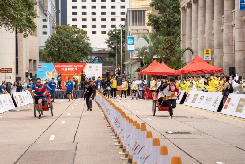 比赛气氛激烈。 比赛气氛激烈。