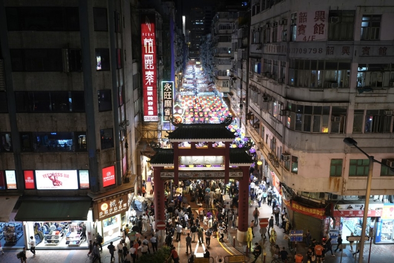 庙街大牌坊底下,已亮起不少灯笼及彩灯装饰,吸引许多市民及游客驻足,人气十足。 庙街大牌坊底下,已亮起不少灯笼及彩灯装饰,吸引许多市民及游客驻足,人气十足。