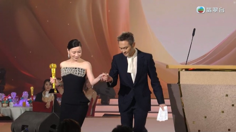 由佘诗曼用哨子召唤老拍档张智霖出场,颁发「最佳剧集」。 由佘诗曼用哨子召唤老拍档张智霖出场,颁发「最佳剧集」。