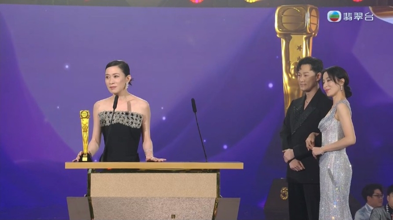 佘诗曼凭《新闻女王》夺得最佳女主角,成为三料视后。 佘诗曼凭《新闻女王》夺得最佳女主角,成为三料视后。