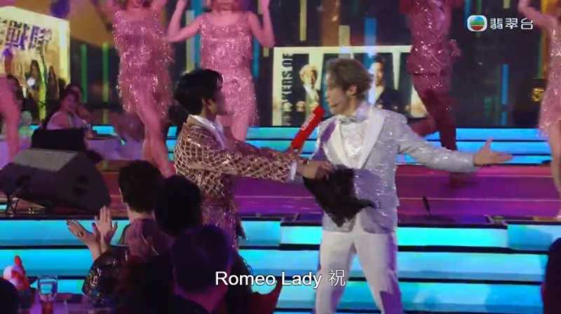 丁子朗又唱又跳作开场。 丁子朗又唱又跳作开场。