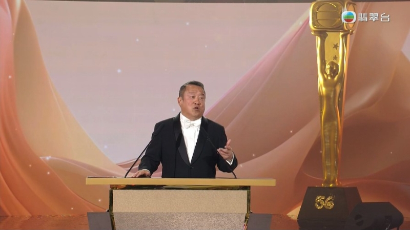 曾志伟颁发万千光辉荣誉大奖。 曾志伟颁发万千光辉荣誉大奖。