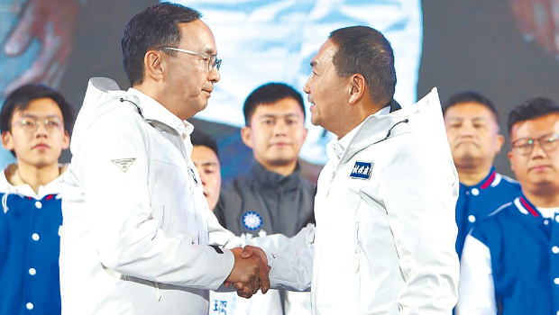 国民党败选检讨,有人主张党主席朱立伦(左)应请辞,新北市长侯友宜(右)14日力挺朱继续领导国民党。 国民党败选检讨,有人主张党主席朱立伦(左)应请辞,新北市长侯友宜(右)14日力挺朱继续领导国民党。