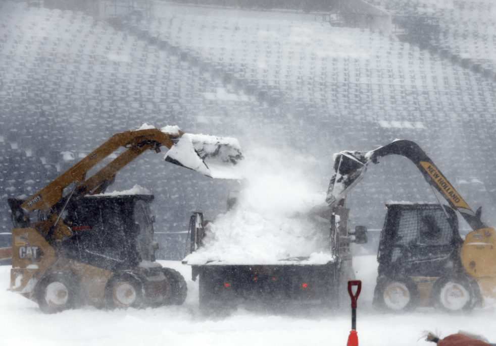 纽约一美式足球完全场被风雪覆盖。 美联社 纽约一美式足球完全场被风雪覆盖。 美联社