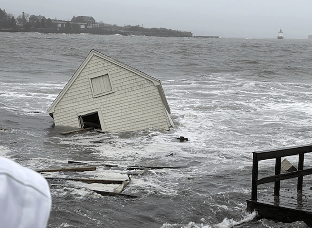 暴风雪带来水淹等恶劣环境,波特兰都会区一个历史悠久的钓鱼棚被冲走。 美联社 暴风雪带来水淹等恶劣环境,波特兰都会区一个历史悠久的钓鱼棚被冲走。 美联社