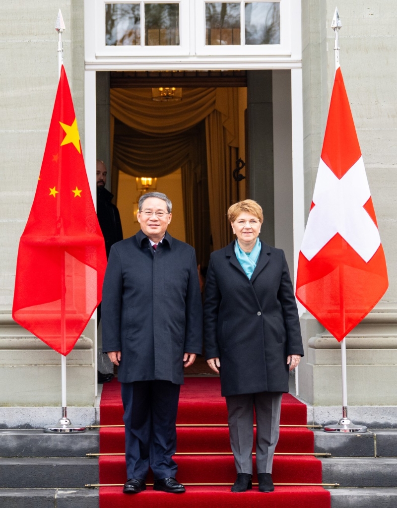 当地时间1月15日上午，国务院总理李强在伯尔尼同瑞士联邦主席阿姆赫德举行会谈。新华社