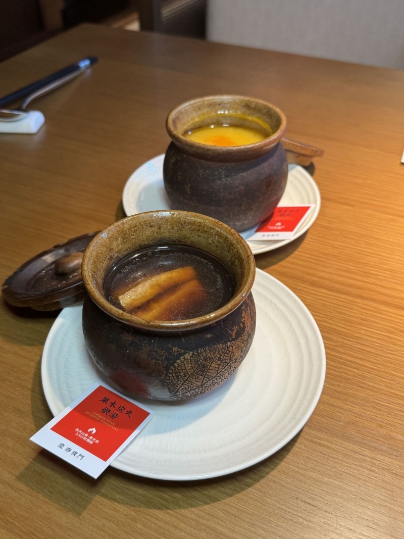 果木炭火煨羊肚菌舞茸汤及榛果芡实牛蒡汤 果木炭火煨羊肚菌舞茸汤及榛果芡实牛蒡汤