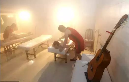 东北搓澡的方式,南方人不一定会接受。 东北搓澡的方式,南方人不一定会接受。