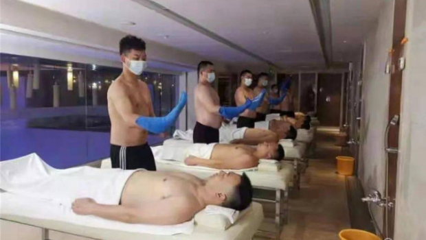 东北搓澡爆红,搓澡得排长龙。 东北搓澡爆红,搓澡得排长龙。