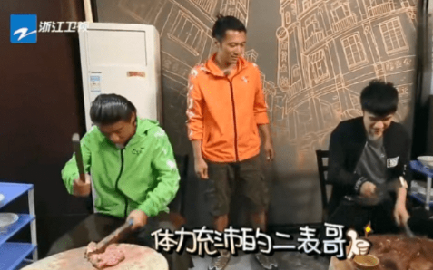 谢霆锋更在节目中曾到该店拜师学制招牌手工牛肉丸。 谢霆锋更在节目中曾到该店拜师学制招牌手工牛肉丸。