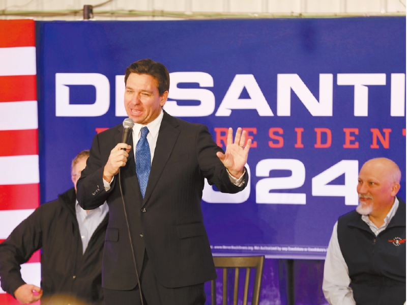 《华尔街日报》表示，前总统特朗普在爱州党团会议中的压倒性胜利，应会促使佛州州长德桑蒂斯退出共和党总统竞选，并给前联合国大使海莉一个击败特朗普的机会。 美联社