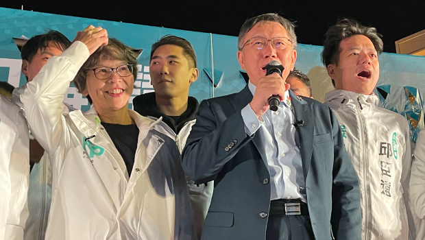柯文哲(中)12月16日曾帮蔡壁如(左)站台，之后则都是看见台中市长卢秀燕加持辅选的画面。