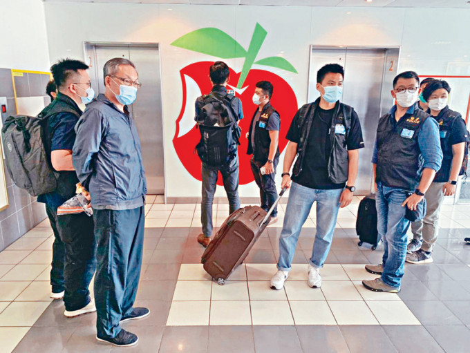 壹传媒前行政总裁张剑虹涉违《香港国安法》被捕，早前曾被带回《苹果日报》大楼。