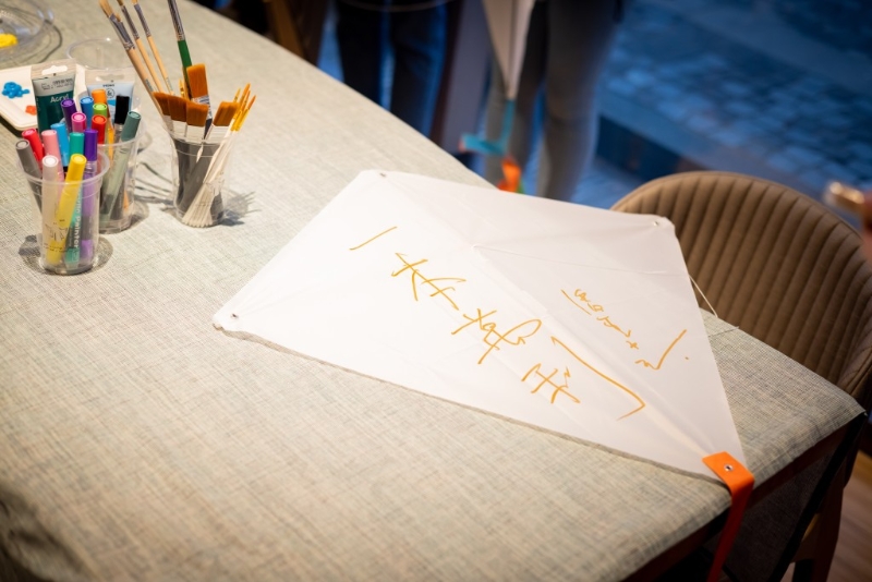 每个风筝都写着“一本万利”,“本”即是剧本,能让更多观众欣赏得到的作品,就是“利”之所在。 每个风筝都写着“一本万利”,“本”即是剧本,能让更多观众欣赏得到的作品,就是“利”之所在。