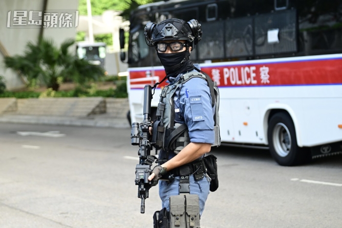 警方继续派员荷枪实弹,在法院外严阵以待。 警方继续派员荷枪实弹,在法院外严阵以待。