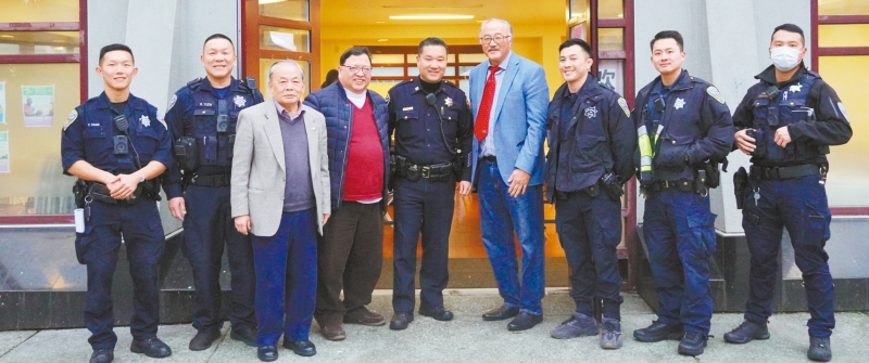 出席警民社区会议的警官与警察委员、侨领,站中央者为中央分局局长金柘汉。记者黄伟江摄 出席警民社区会议的警官与警察委员、侨领,站中央者为中央分局局长金柘汉。记者黄伟江摄