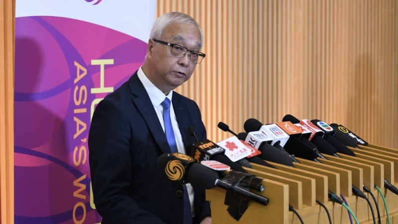 谢展寰宣布垃圾收费延至8月1日实施。 何君健摄 谢展寰宣布垃圾收费延至8月1日实施。 何君健摄