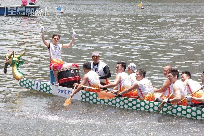 河道会举办龙舟竞渡。