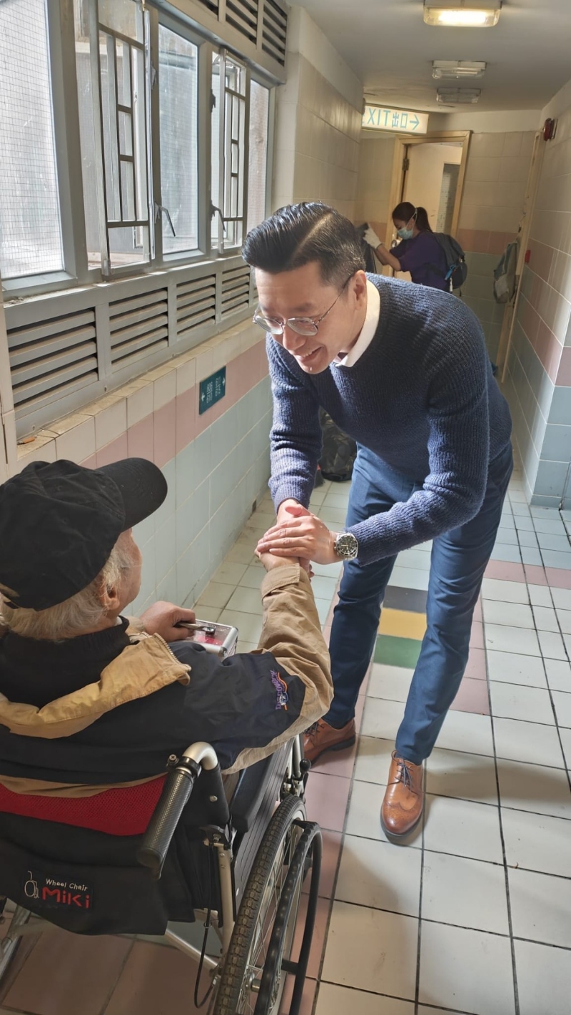 卢伯事后紧握张培刚议员的手及对建祝义工队表示感谢。 （受访者提供）