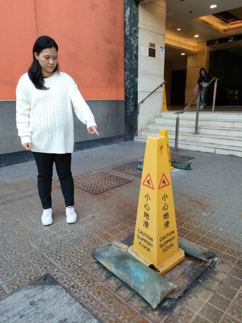 观塘区议员冯韵斯指致电1823向渠务署反映后，获回复屋苑管业处已订制物料计划尽快维修。