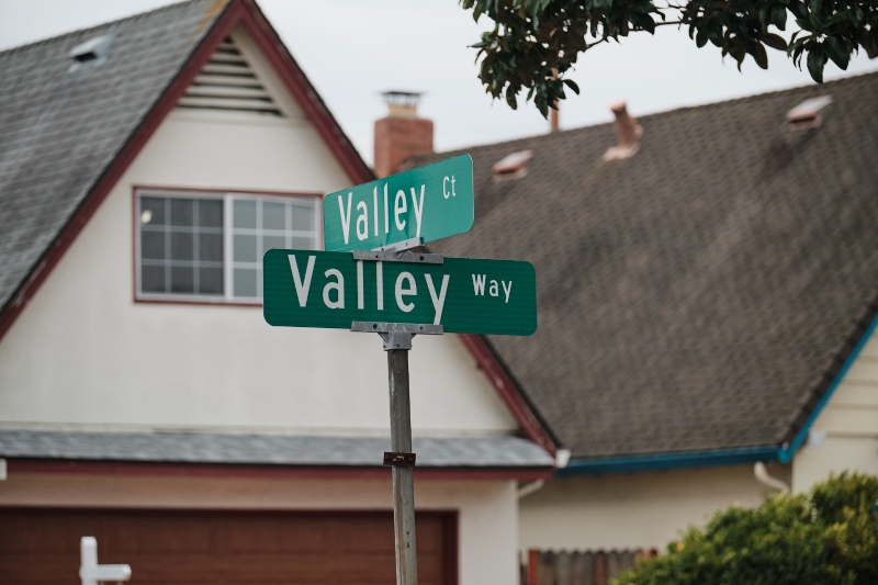 案发住宅位于Vally Way安静的街区。