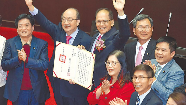 图为台湾第10届“立委”就职并选举院长时的画面。